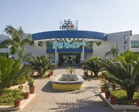 Infocity Club And Resort Гандинагар Екстериор снимка