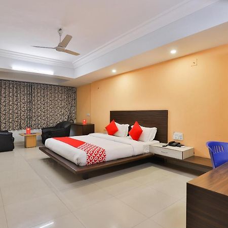 Infocity Club And Resort Гандинагар Екстериор снимка