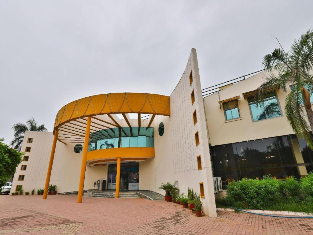 Infocity Club And Resort Гандинагар Екстериор снимка