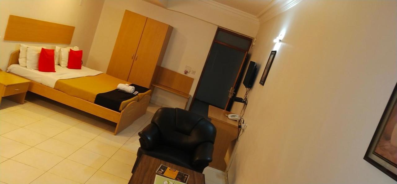 Infocity Club And Resort Гандинагар Екстериор снимка